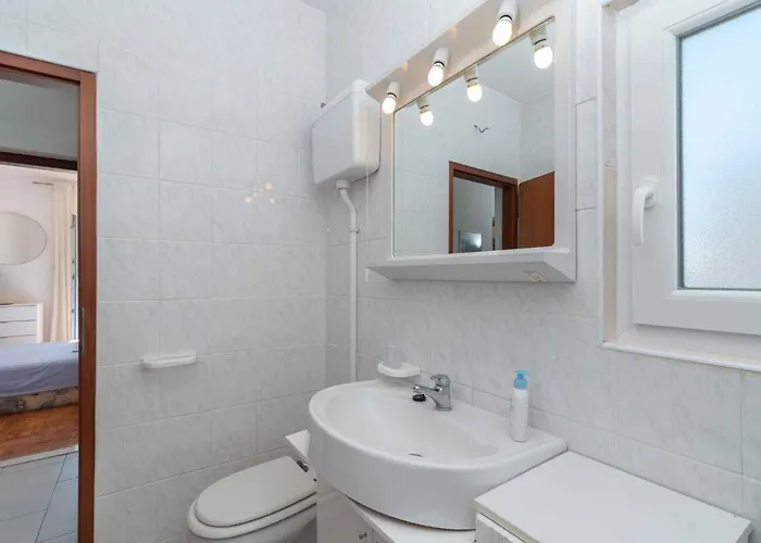 Okrug Gornji 8 *